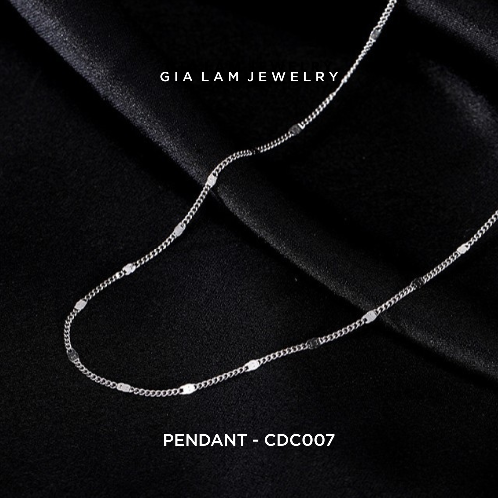Simple 9025 Silver Necklace, Focus on Detail