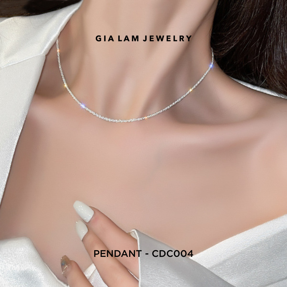 Simple Silver Necklace for Woman, Wearing on Neck